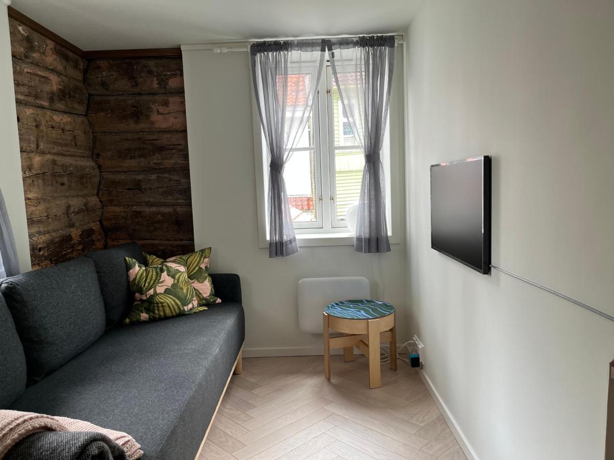 Entire Renovated Apartment From 1780 With Kitchen, Bath, Bedroom, And Living Room In Skuteviken Bergen Esterno foto