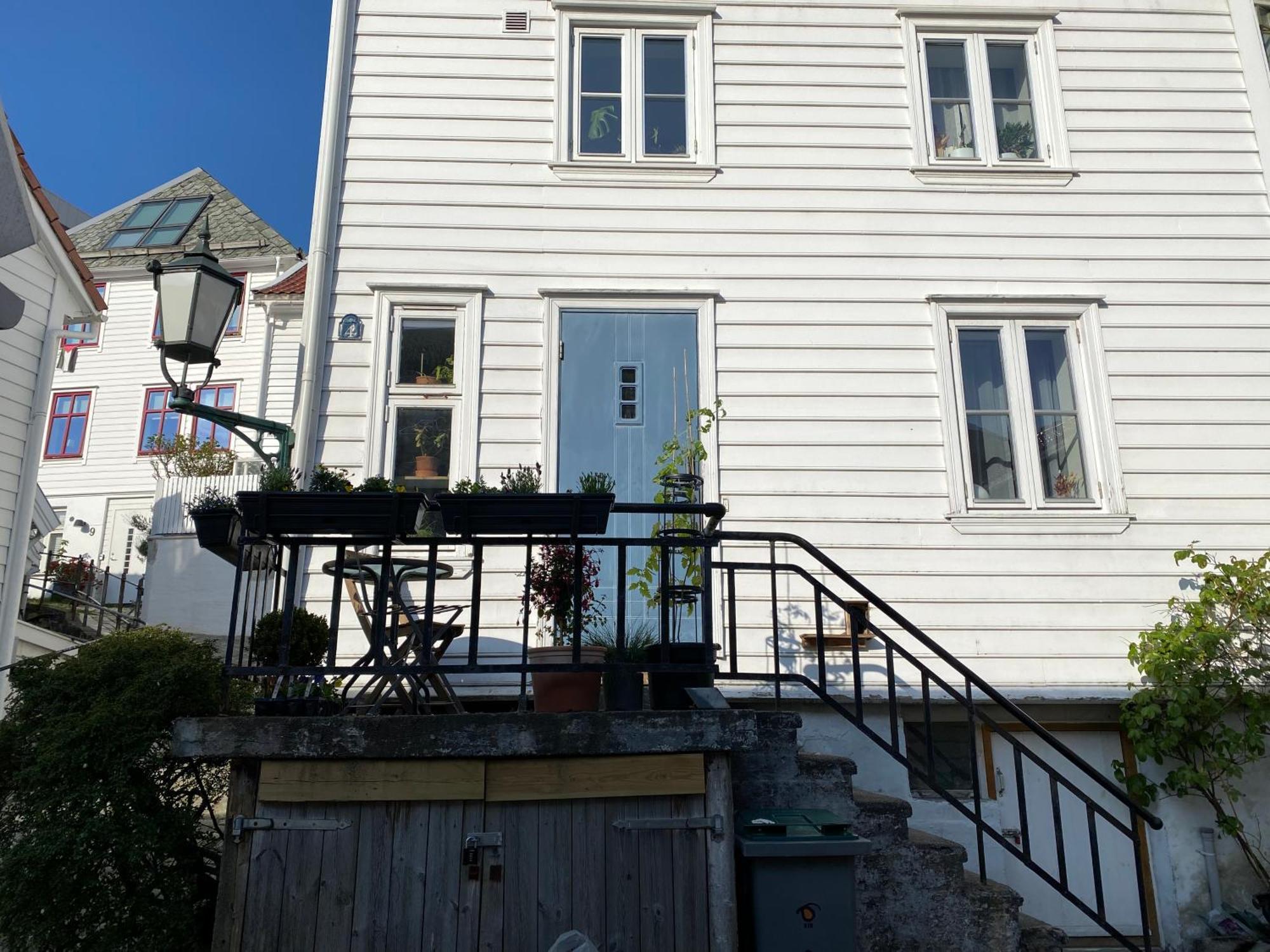 Entire Renovated Apartment From 1780 With Kitchen, Bath, Bedroom, And Living Room In Skuteviken Bergen Esterno foto
