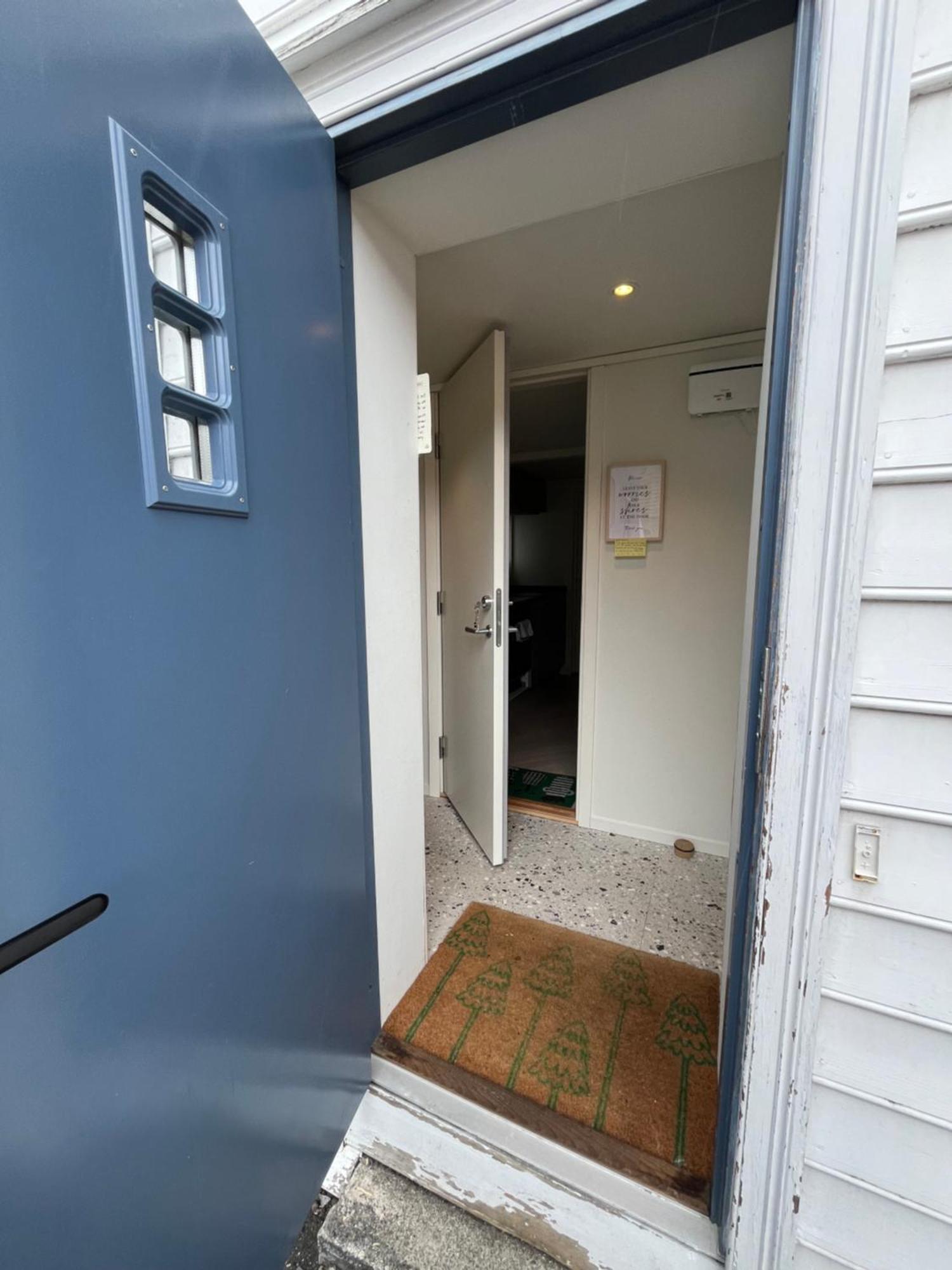 Entire Renovated Apartment From 1780 With Kitchen, Bath, Bedroom, And Living Room In Skuteviken Bergen Esterno foto